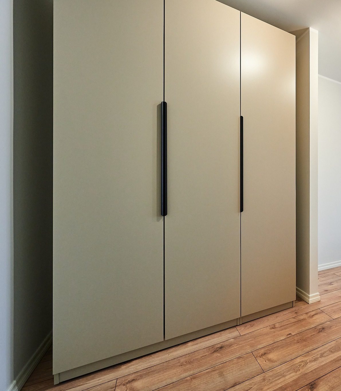 Mööbli kokkupanek ja riidekapi paigaldus magamistoas