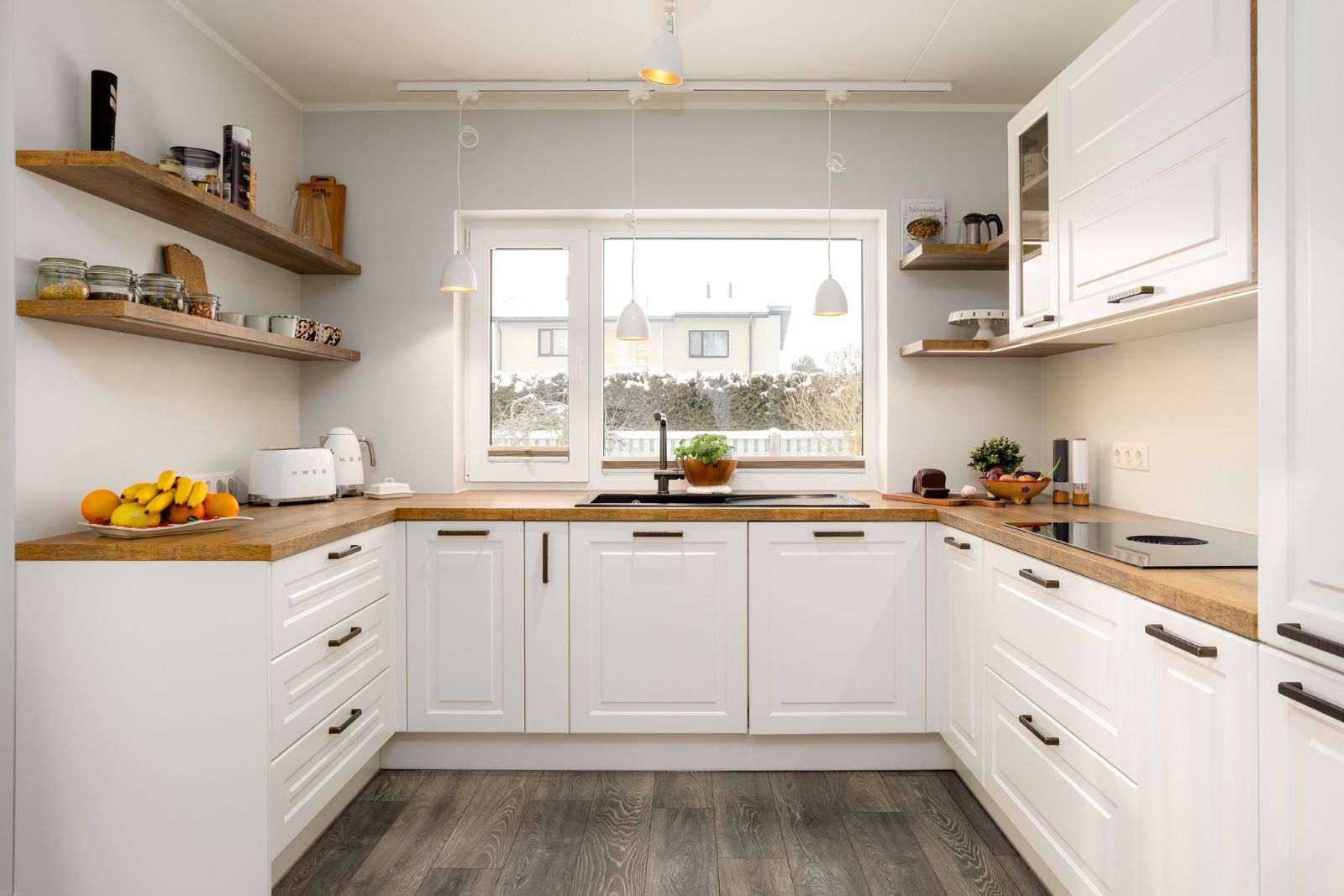 Köögimööbli paigalduse hind. Valge IKEA köögimööbli paigaldus koos puidust töötasapinnaga