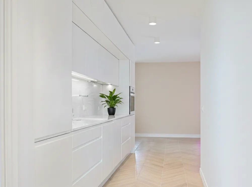 Valge minimalistliku köögimööbli paigaldus ja integreeritud köögitehnika kokkupanek