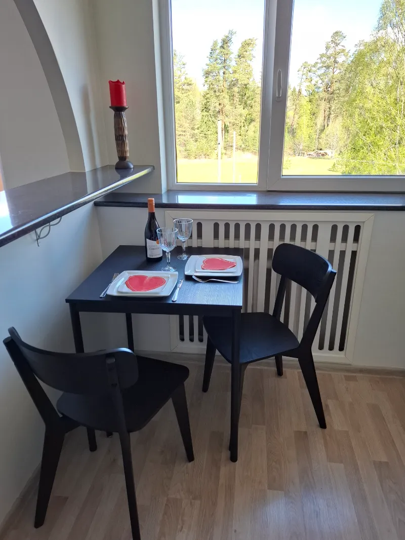 Musta söögilaua ja toolide kokkupanek Tallinnas. Mööbliabi pakub kiiret abi mööbli kokkupanemisel ja paigaldamisel koju või kontorisse