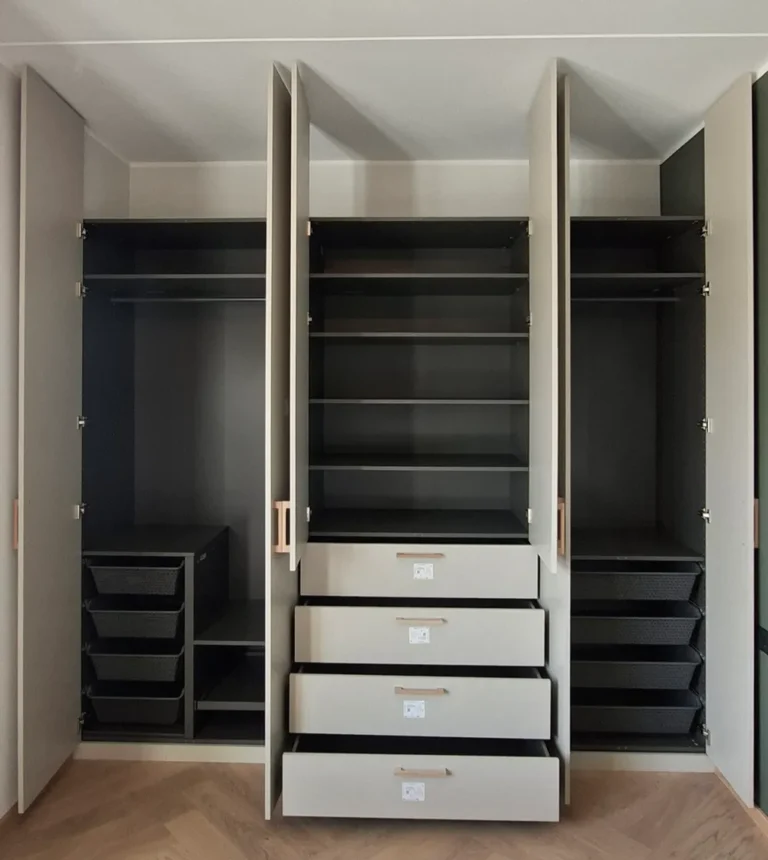 Valmis Mööbliabi paigaldatud IKEA PAX garderoobikapp eritellimusel ustega Tallinnas.