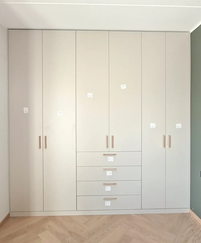 Valmis IKEA PAX garderoobikapp eritellimusel ustega Tallinnas ja Harjumaal.